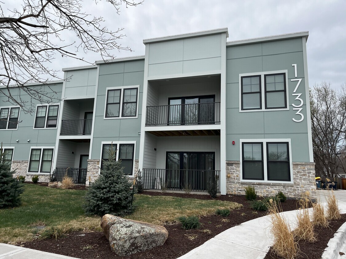 Frente - 1733 Massachusetts St