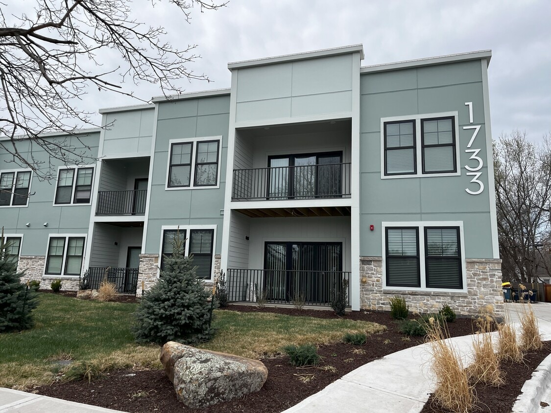 Front - 1733 Massachusetts St