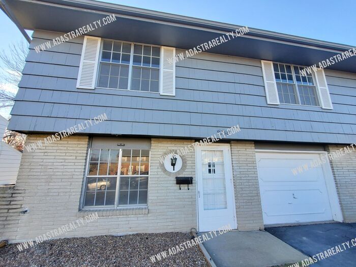 Foto principal - Updated 2 Bed 1 Bath Overland Park Duplex-...