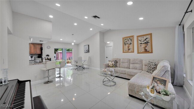 Foto del edificio - 221 NE 23rd Ave