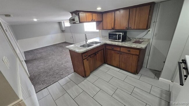 Building Photo - 832 Farnsworth Rd