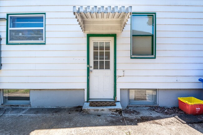 Building Photo - 2306 SE Caruthers St