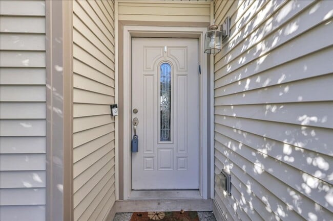 Building Photo - Stylish Yelm Home with A/C, Butcher Block Counters & Fully Fenced Yard!