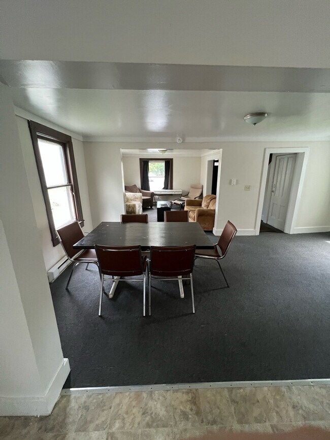 Building Photo - 9 William St