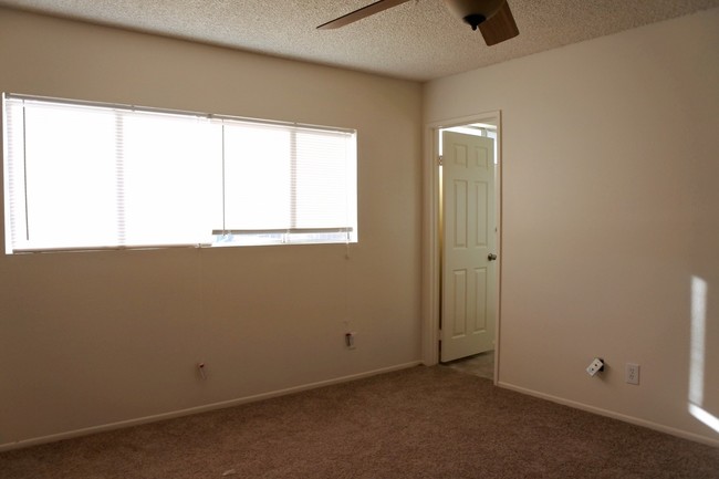 Building Photo - 40054 Ridgemist St