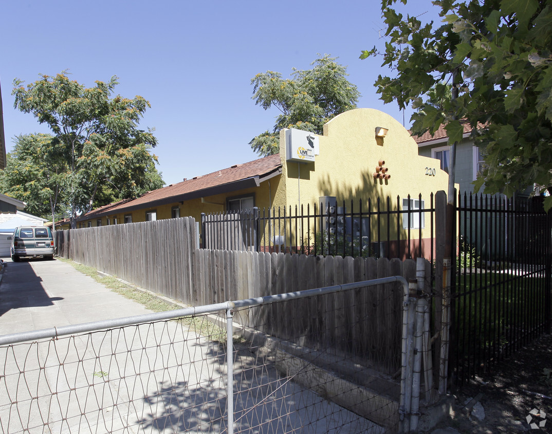 Building Photo - River Rose Apartment