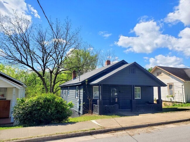 Building Photo - 1710 Oakwood Ave