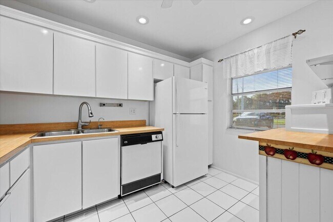 Foto del edificio - 455 Golden River Dr