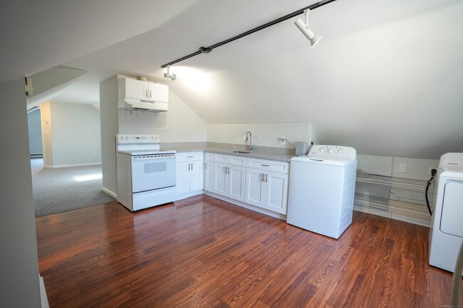 Building Photo - 14 Mayflower Ave