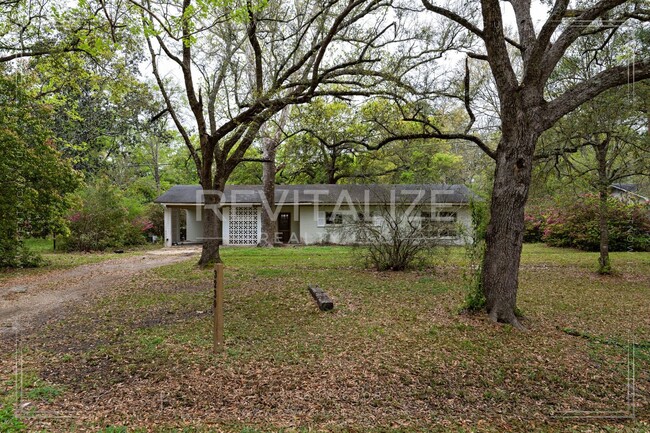 Building Photo - Newly Renovated 4 Bed / 2 Bath Home in Mob...