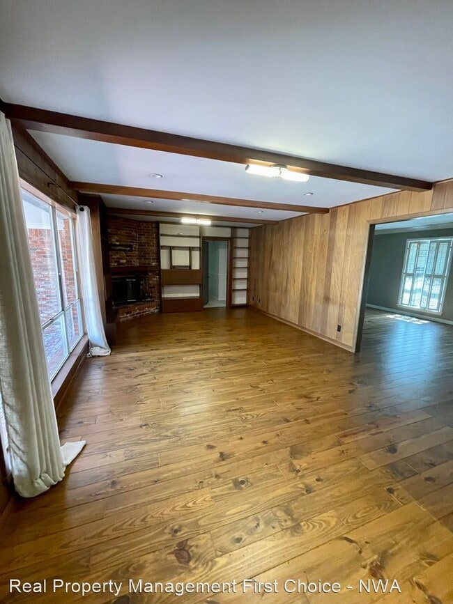 Building Photo - 4 br, 3 bath House - 2100 E Manor Dr