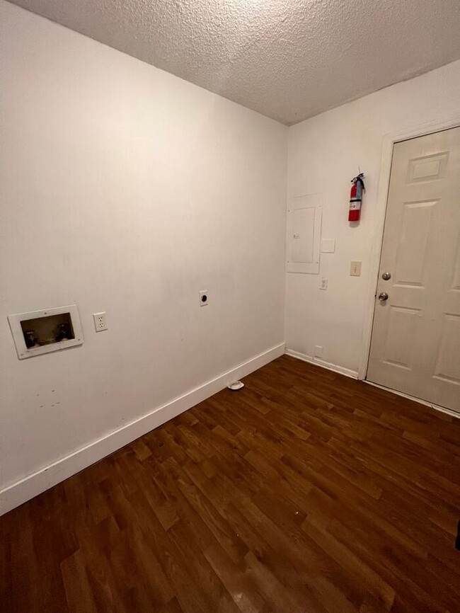 Building Photo - Newly remodeled 2 bed, 1 bath single story...