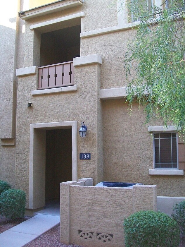 Primary Photo - 2 bed, 2.5 bath, 2 car garage Townhome