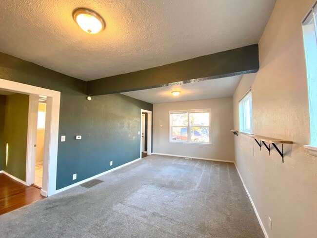 Building Photo - 3 Bedroom 2 Bath - City Compound - A Must ...