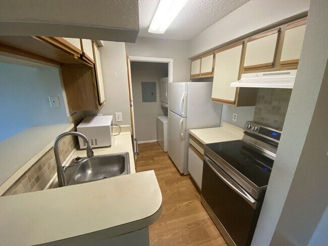 Building Photo - 1 bedroom 1 bath washer and dryer include