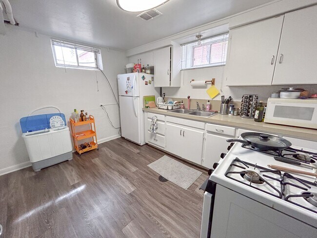 Building Photo - Updated Garden Level DU Home for Rent! Fiv...