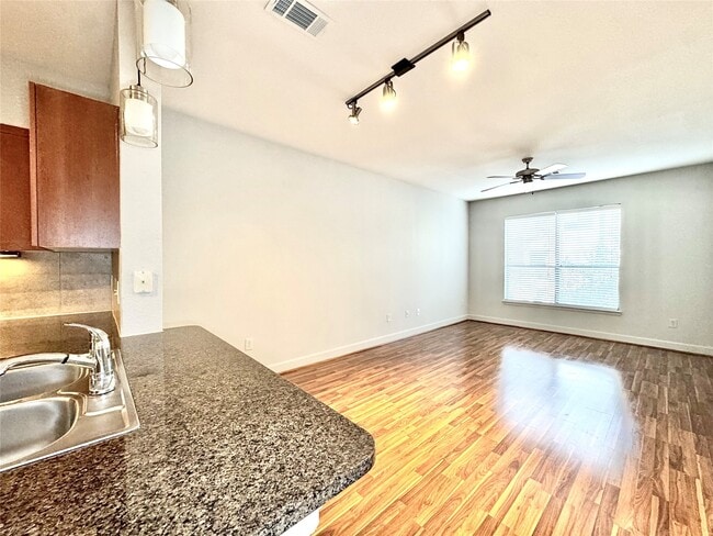 Foto del edificio - 3333 Weslayan St