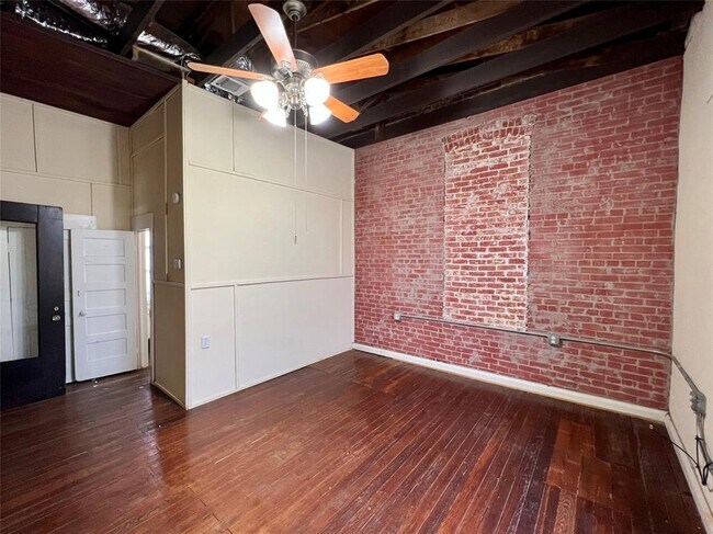 Building Photo - 115 S Evie St