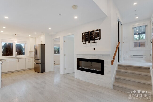 Photo du bâtiment - Modern 3 Bedroom, 2 Bathroom Laneway Home in South Vancouver
