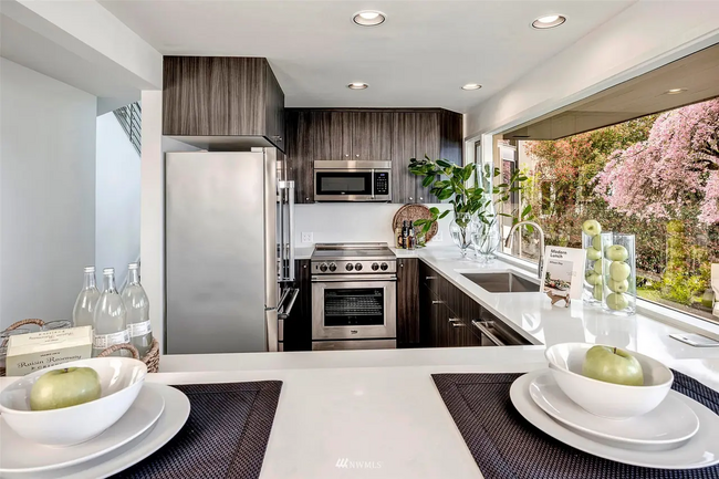 Foto del edificio - 3217 Evergreen Point Rd