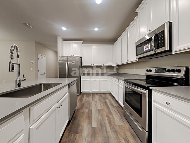 Building Photo - 60 Hemlock Point