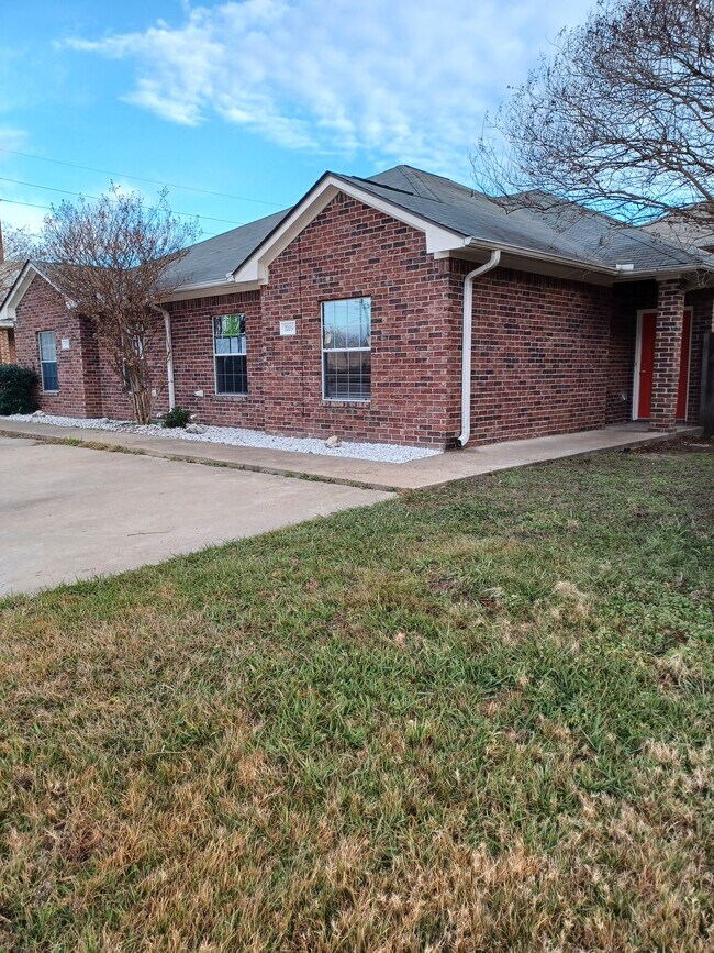 Front entry area - 1709 Prairie Dr