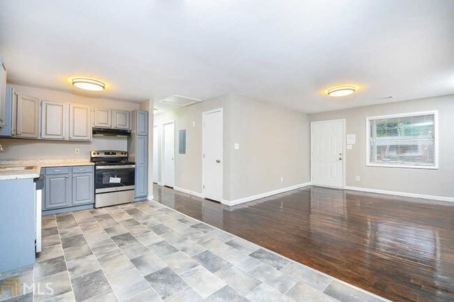 Building Photo - 185 Oak Dr SE
