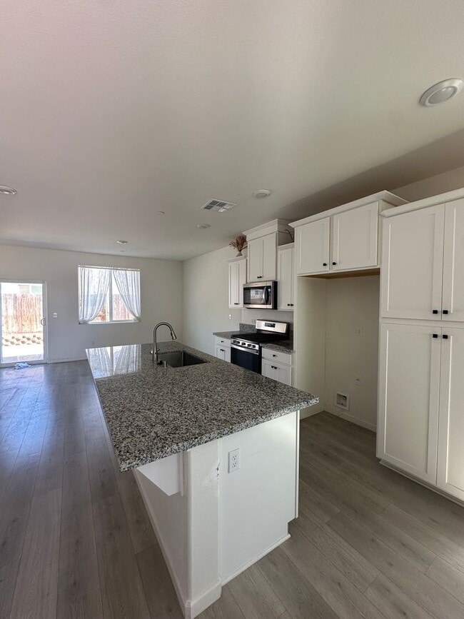 Foto del edificio - Beautiful newer home in a gated community