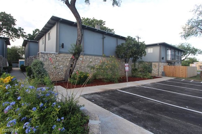 Building Photo - 743 Byrnes Dr