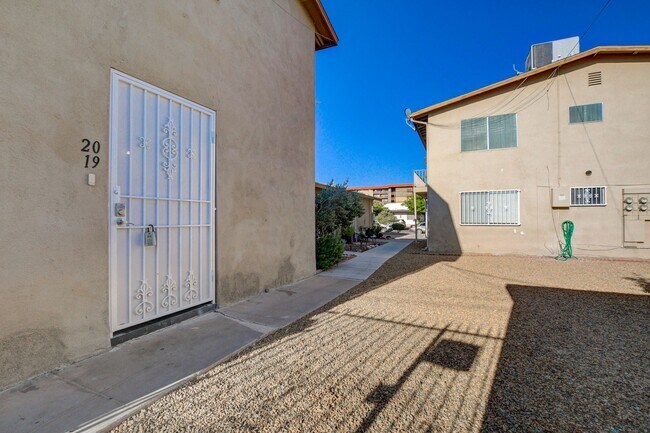 Foto del edificio - Completely Updated and Move-In Ready, 2 bedroom, 1 bath first floor unit!