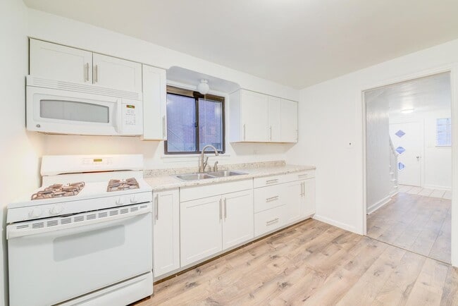 Amazing 3 bedroom home in South side available May 1! - Amazing 3 bedroom home in South side available May 1!