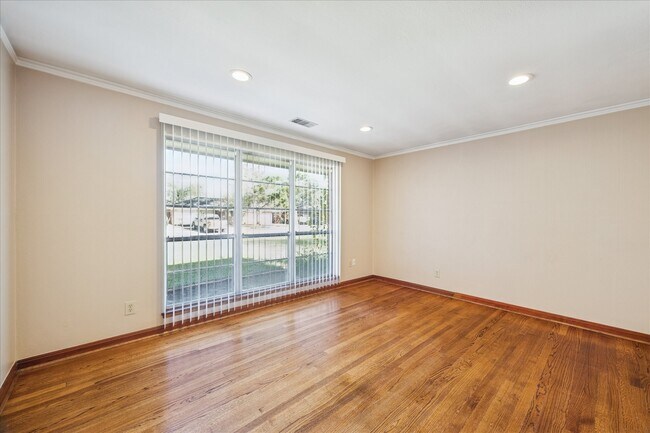 Foto del edificio - 2115 Gardenia Dr