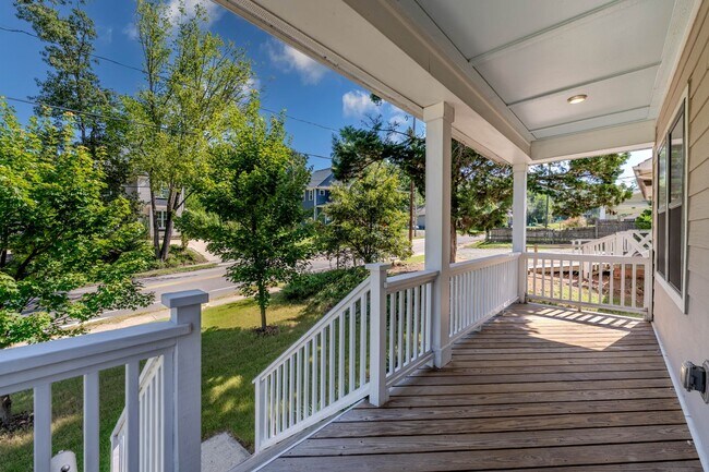 Foto del edificio - Available now! Beautiful 3BR/2.5BA Home wi...
