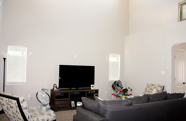 Foto del edificio - BEAUTIFULLY MAINTAINED EASTSIDE HOME AVAILABLE