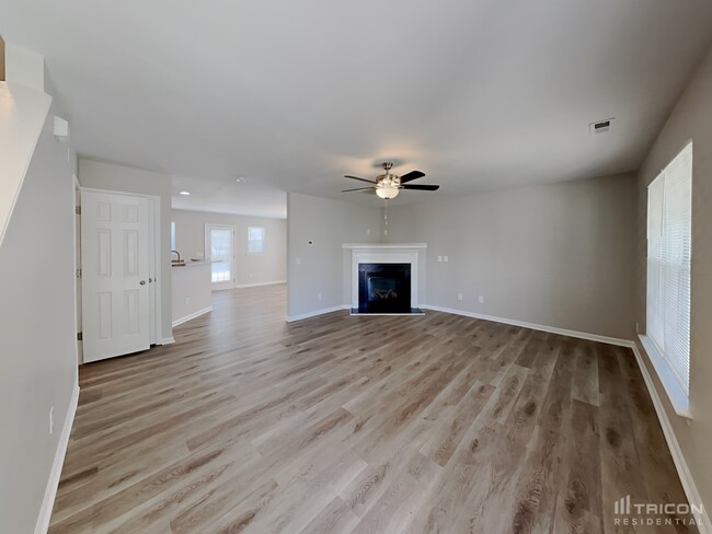 Foto del edificio - 1325 Rushing Creek Pkwy