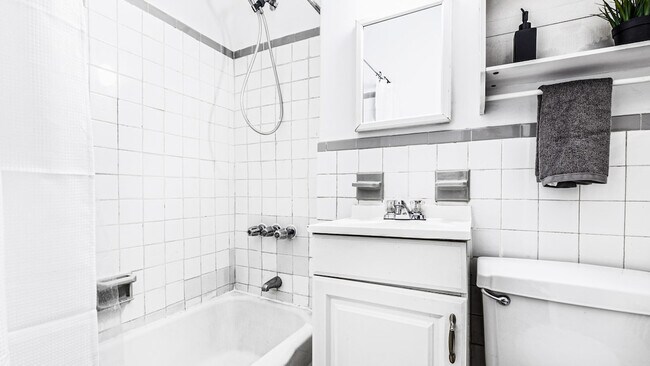 Building Photo - 354 W 38th St