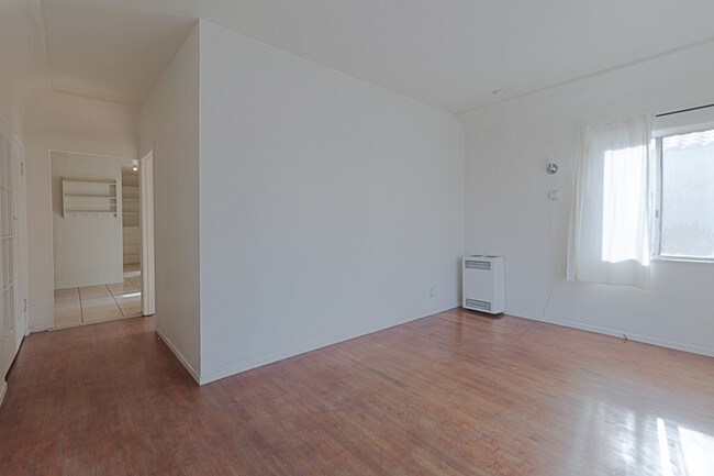 Building Photo - 1822 E 8th St