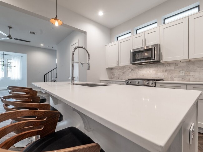 Building Photo - 210 E 32nd St