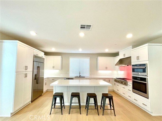 Building Photo - 202 Chorus