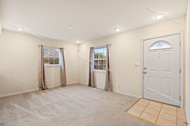 Building Photo - Darling 2 Bedroom North Tabor Home With Of...