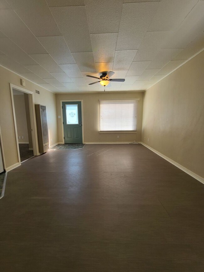Building Photo - 2 bedroom with an amazing garage