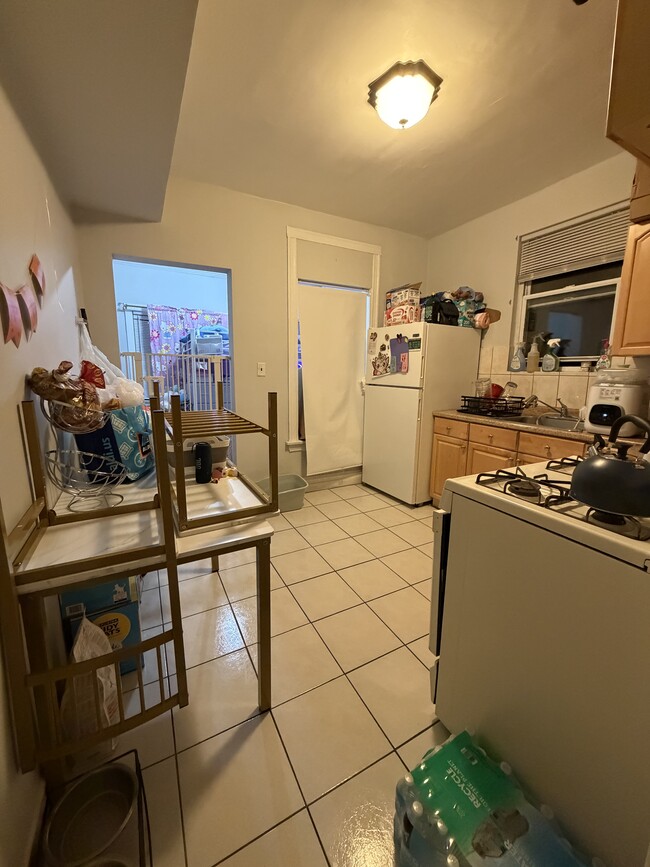 Building Photo - 5937 W Dakin St