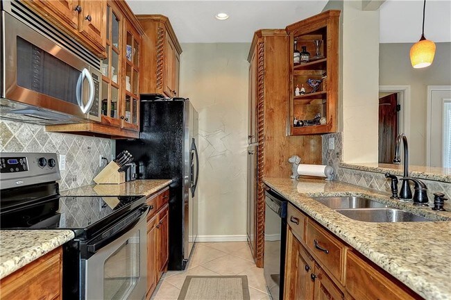 Building Photo - 2116 Tanglewood Blvd