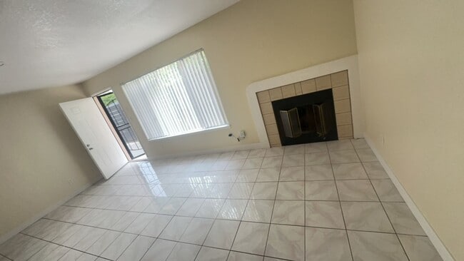 Building Photo - 3 Bed 2.5 Bath Townhome only blocks to Beach & Bay