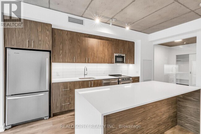 Building Photo - 115 Larchmount Ave