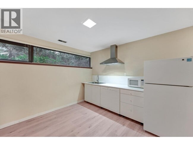 Photo du bâtiment - Basement-4290 SALISH DRIVE