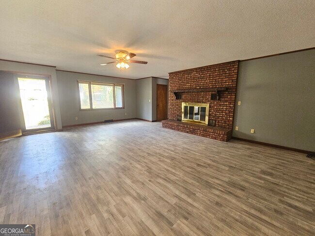 Foto del edificio - 96 Glencrest Dr