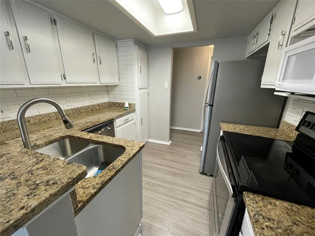 Foto del edificio - 6646 E Lovers Ln