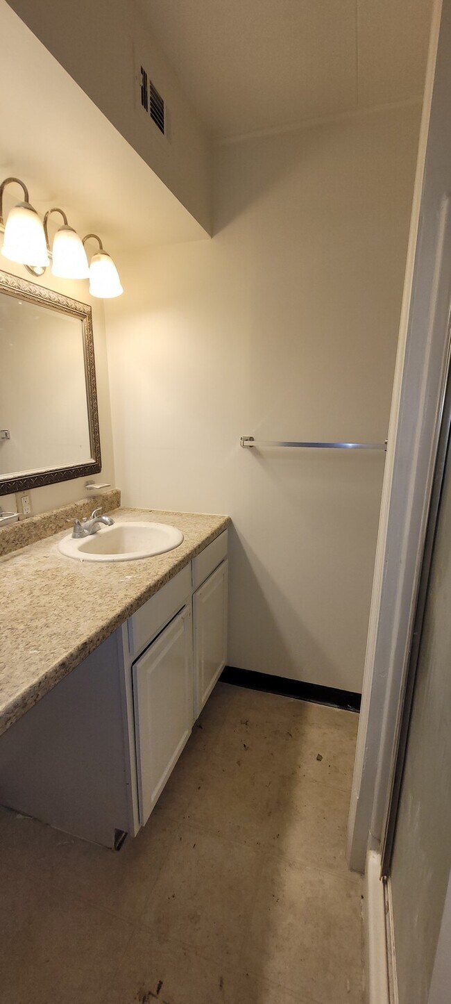 Building Photo - 913 N 70th Ter, Kansas City, KS 66112