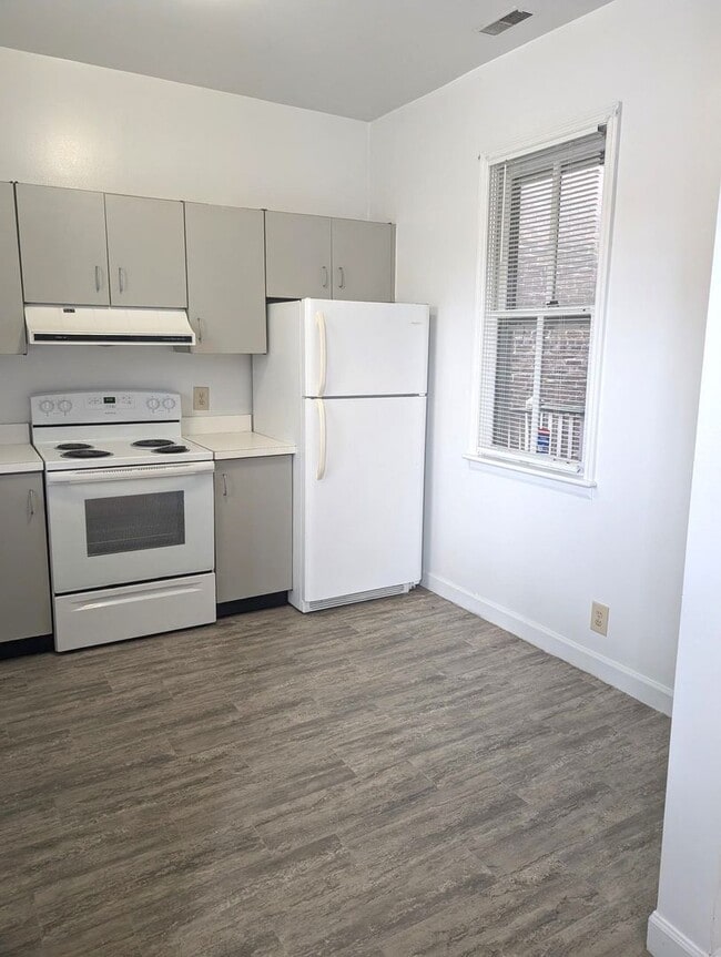 Building Photo - 2110 S 11th St